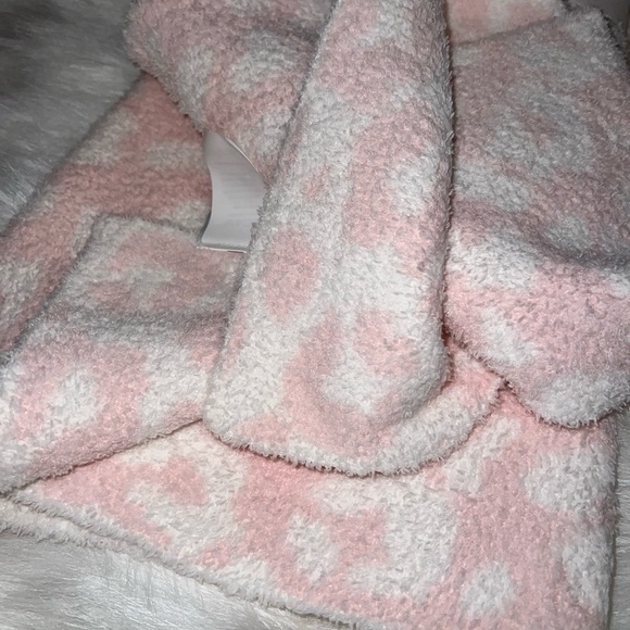 Cupcakes and Cashmere Pink Cheetah/Leopard Reversible Blanket 30x40 NWT - Picture 5 of 8